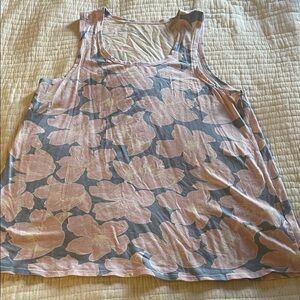 Elegant Floral Women's Tank Top in Pink and Gray